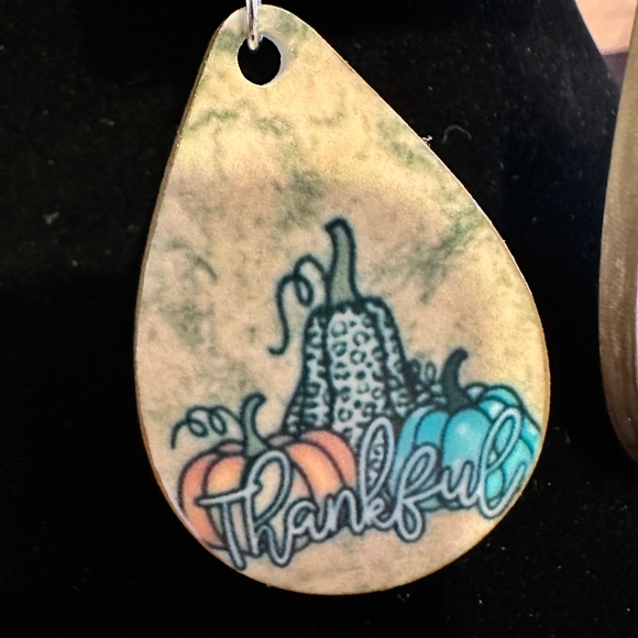 THANKFUL Earrings - NWT - Beautiful pumpkin design -very lightweight🦃 - Picture 2 of 4